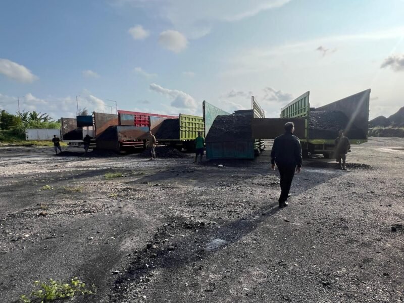 Polda Bengkulu menangkap tiga pelaku jual beli batu bara ilegal di Bengkulu Tengah. Polisi menyita lima truk bermuatan batu bara dan menetapkan tiga tersangka.