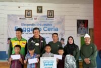 General Manager PT Pelindo Regional 2 Bengkulu, Dimas Rizky Kusmayadi bersama anak penerima manfaat program Ekspedisi Pelindo Enggano Ceria