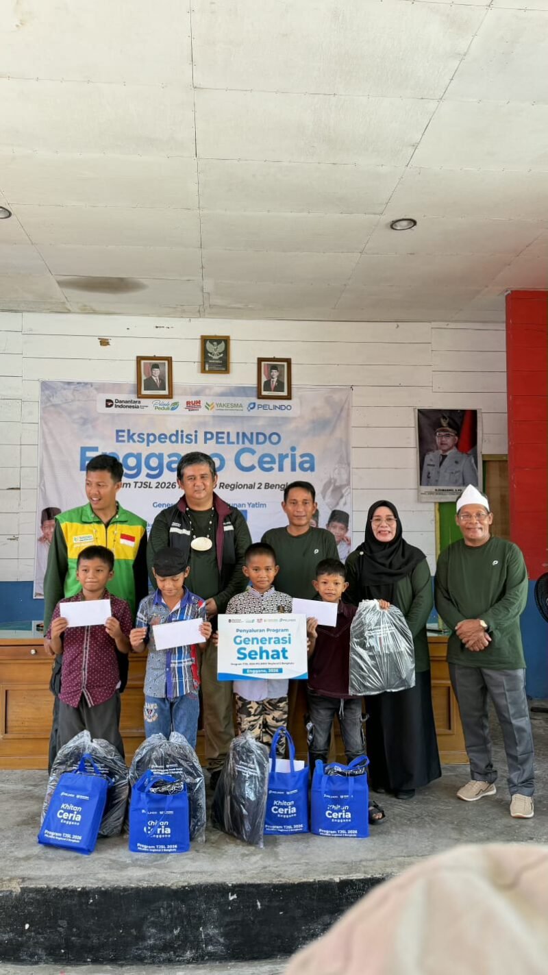 General Manager PT Pelindo Regional 2 Bengkulu, Dimas Rizky Kusmayadi bersama anak penerima manfaat program Ekspedisi Pelindo Enggano Ceria