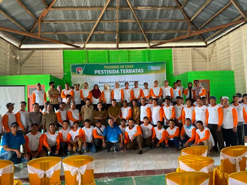 ALISHTER menggelar pelatihan penggunaan pestisida terbatas bagi petani di Mukomuko. Kegiatan ini bertujuan meningkatkan pengetahuan petani.