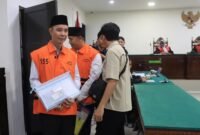 JPU KPK mendakwa Bupati Rejang Lebong nonaktif Muhammad Fikri Thobari menerima uang Rp2,5 miliar serta iPhone dan iPad dalam perkara dugaan suap proyek. Sidang akan berlanjut dengan agenda pemeriksaan saksi.