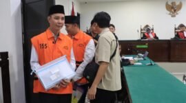 JPU KPK mendakwa Bupati Rejang Lebong nonaktif Muhammad Fikri Thobari menerima uang Rp2,5 miliar serta iPhone dan iPad dalam perkara dugaan suap proyek. Sidang akan berlanjut dengan agenda pemeriksaan saksi.