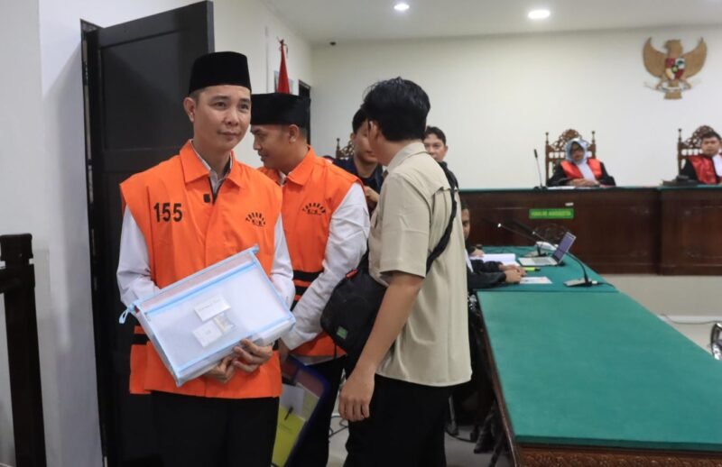 JPU KPK mendakwa Bupati Rejang Lebong nonaktif Muhammad Fikri Thobari menerima uang Rp2,5 miliar serta iPhone dan iPad dalam perkara dugaan suap proyek. Sidang akan berlanjut dengan agenda pemeriksaan saksi.