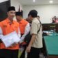 JPU KPK mendakwa Bupati Rejang Lebong nonaktif Muhammad Fikri Thobari menerima uang Rp2,5 miliar serta iPhone dan iPad dalam perkara dugaan suap proyek. Sidang akan berlanjut dengan agenda pemeriksaan saksi.