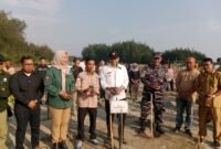 Pemkab Bengkulu Tengah menanam 1.000 bibit mangrove dan melepas 100 tukik di pesisir Pondok Kelapa sebagai upaya mencegah abrasi dan menjaga kelestarian ekosistem laut.