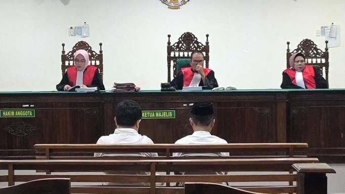 Pengadilan Tipikor Bengkulu menjatuhkan vonis kepada dua terdakwa kasus pungli Program PPG Kemenag Seluma. Darmawan dihukum 2 tahun 6 bulan penjara dan wajib membayar uang pengganti Rp601 juta, sementara Budi Erliyanto divonis 1 tahun penjara.
