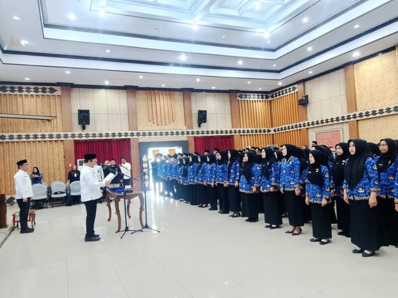 Pemerintah Provinsi Bengkulu melantik 164 ASN dalam jabatan fungsional. Sekda Herwan Antoni mengingatkan ASN agar meninggalkan budaya ngopi dan bermain TikTok saat jam kerja demi meningkatkan pelayanan publik.