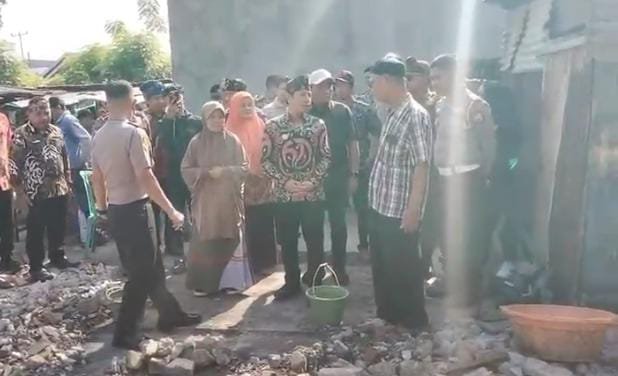 Pemkot Bengkulu, Polda Bengkulu, dan DPD REI Bengkulu berkolaborasi membedah rumah milik Poniman dan Deti Mirwani yang hangus terbakar di Kelurahan Tanah Patah. Bantuan ini menjadi simbol kepedulian lintas sektor bagi warga terdampak musibah.