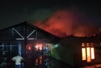 Kebakaran melanda rumah pribadi notaris Selviana Valentine di Tanah Patah, Kota Bengkulu pada Senin 17 Agustus 2026 malam. Seorang nenek yang kurang sehat berhasil dievakuasi, sementara petugas Damkar menyelamatkan sejumlah sertifikat dan berkas penting