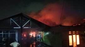 Kebakaran melanda rumah pribadi notaris Selviana Valentine di Tanah Patah, Kota Bengkulu pada Senin 17 Agustus 2026 malam. Seorang nenek yang kurang sehat berhasil dievakuasi, sementara petugas Damkar menyelamatkan sejumlah sertifikat dan berkas penting