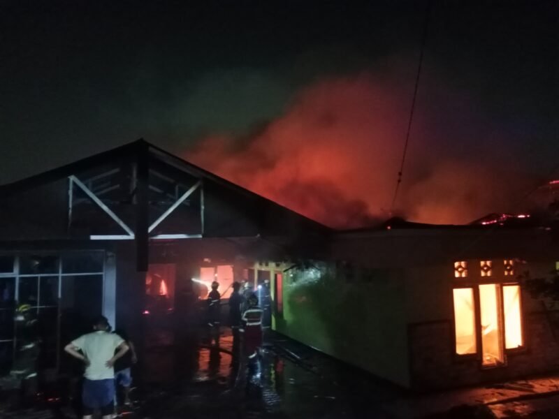 Kebakaran melanda rumah pribadi notaris Selviana Valentine di Tanah Patah, Kota Bengkulu pada Senin 17 Agustus 2026 malam. Seorang nenek yang kurang sehat berhasil dievakuasi, sementara petugas Damkar menyelamatkan sejumlah sertifikat dan berkas penting