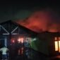 Kebakaran melanda rumah pribadi notaris Selviana Valentine di Tanah Patah, Kota Bengkulu pada Senin 17 Agustus 2026 malam. Seorang nenek yang kurang sehat berhasil dievakuasi, sementara petugas Damkar menyelamatkan sejumlah sertifikat dan berkas penting
