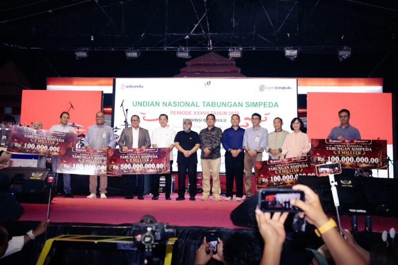 UNDIAN: Asosiasi Bank Pembangunan Daerah (Asbanda) bersama Bank Bengkulu menggelar malam puncak Penarikan Undian Nasional Tabungan Simpeda Tahun XXXVII-2026, di Halaman Kantor Gubernur Bengkulu, Jumat (21/8/2026).