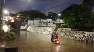 Hujan Lebat Rendam Permukiman dan SDN 32 Kota Bengkulu, Warga Keluhkan Drainase Tersumbat