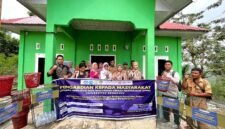 LPPM Universitas Bengkulu mendorong pengelolaan sampah rumah tangga berbasis komunitas di Desa Kelindang Atas, Bengkulu Tengah, melalui bank sampah, eco-enzim, dan partisipasi aktif warga guna menciptakan lingkungan yang sehat dan berkelanjutan.