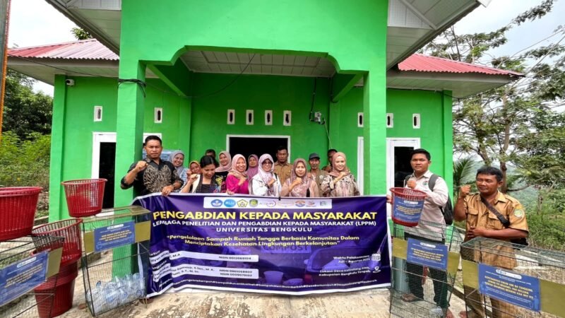 LPPM Universitas Bengkulu mendorong pengelolaan sampah rumah tangga berbasis komunitas di Desa Kelindang Atas, Bengkulu Tengah, melalui bank sampah, eco-enzim, dan partisipasi aktif warga guna menciptakan lingkungan yang sehat dan berkelanjutan.