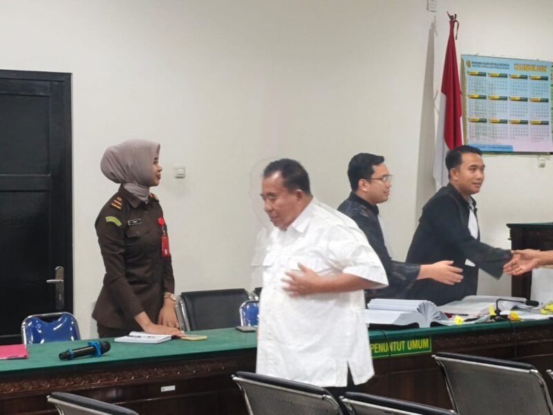 Mantan Bupati Kepahiang Bando Amin, Saat menjadi skasi di Pengadilan meminta majelis hakim Tipikor Bengkulu mengecek langsung tanah yang menjadi objek perkara aset Pemkab Kepahiang. Ia bahkan siap menanggung biaya pemeriksaan lapangan.