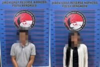 Polda Bengkulu mengamankan pasangan suami istri berinisial APB dan VM setelah pengejaran di Kota Bengkulu. Polisi menemukan 43 paket diduga ganja dan 19 paket diduga sabu dengan berat kotor sabu 4,46 gram.