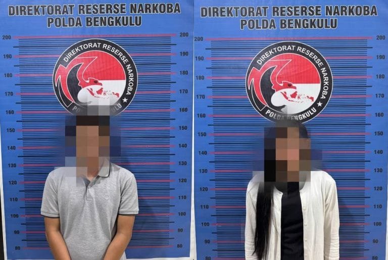 Polda Bengkulu mengamankan pasangan suami istri berinisial APB dan VM setelah pengejaran di Kota Bengkulu. Polisi menemukan 43 paket diduga ganja dan 19 paket diduga sabu dengan berat kotor sabu 4,46 gram.