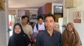Sengketa tiga guru SDIT Rabbani memasuki perundingan bipartit di Disnakertrans Bengkulu. Yayasan menyebut mereka hanya dirumahkan, sementara pendamping hukum menyatakan telah terjadi pemberhentian dan siap membawa perkara ke PHI jika tak ada kesepakatan.