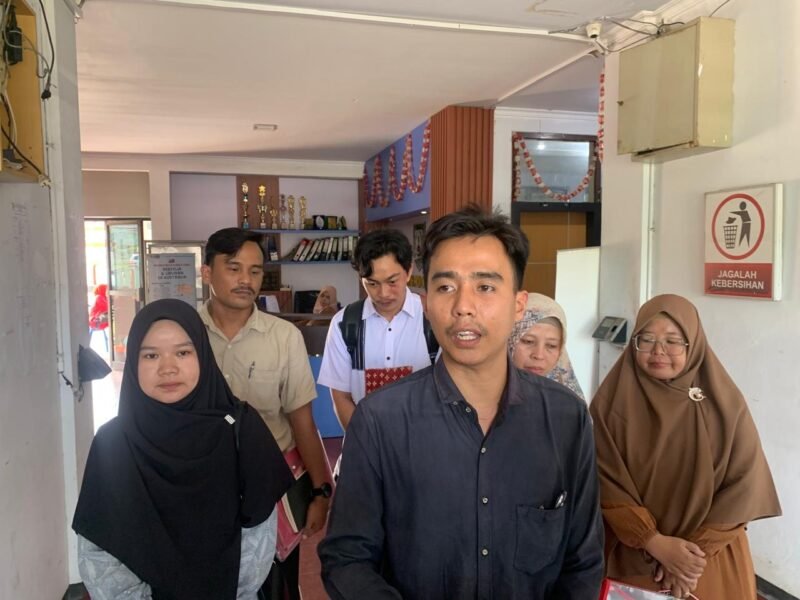 Sengketa tiga guru SDIT Rabbani memasuki perundingan bipartit di Disnakertrans Bengkulu. Yayasan menyebut mereka hanya dirumahkan, sementara pendamping hukum menyatakan telah terjadi pemberhentian dan siap membawa perkara ke PHI jika tak ada kesepakatan.