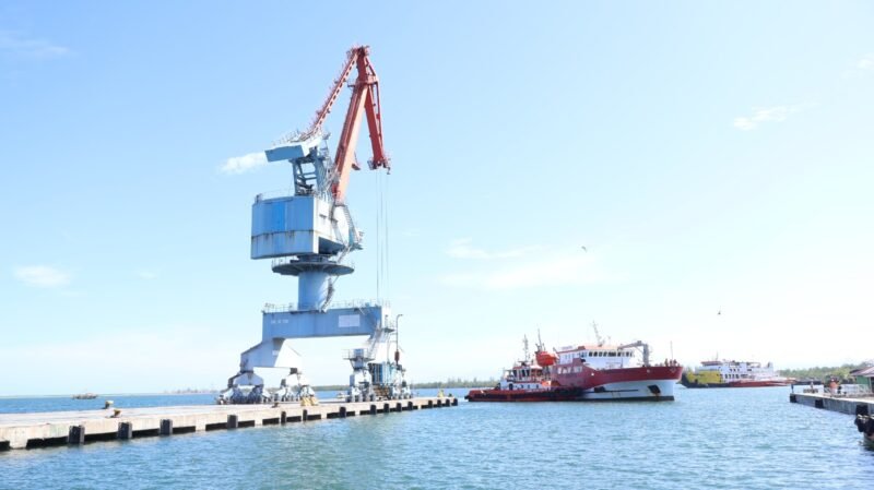 Aktivitas di kawasan Pelabuhan Pulau Baai, Kota Bengkulu. Pelabuhan ini menjadi salah satu pintu utama aktivitas bongkar muat dan distribusi barang melalui jalur laut di Provinsi Bengkulu.
