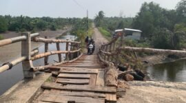 Warga secera  bergantian melawati jembatan teluk sapang.