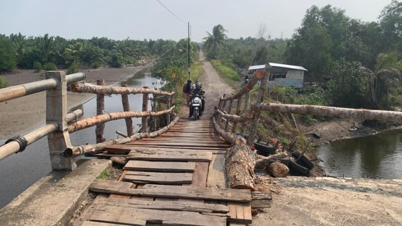 Warga secera  bergantian melawati jembatan teluk sapang.