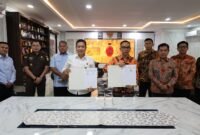 Penandatanganan Perjanjian Kerja Sama dilakukan Kepala Kejati Bengkulu Anton Delianto, S.H., M.H., bersama Ketua KPU Provinsi Bengkulu Rusman Sudarsono, S.H., M.H., di ruang kerja Kajati Bengkulu pada 10 September 2026.
