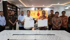 Penandatanganan Perjanjian Kerja Sama dilakukan Kepala Kejati Bengkulu Anton Delianto, S.H., M.H., bersama Ketua KPU Provinsi Bengkulu Rusman Sudarsono, S.H., M.H., di ruang kerja Kajati Bengkulu pada 10 September 2026. 
