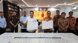 Penandatanganan Perjanjian Kerja Sama dilakukan Kepala Kejati Bengkulu Anton Delianto, S.H., M.H., bersama Ketua KPU Provinsi Bengkulu Rusman Sudarsono, S.H., M.H., di ruang kerja Kajati Bengkulu pada 10 September 2026. 