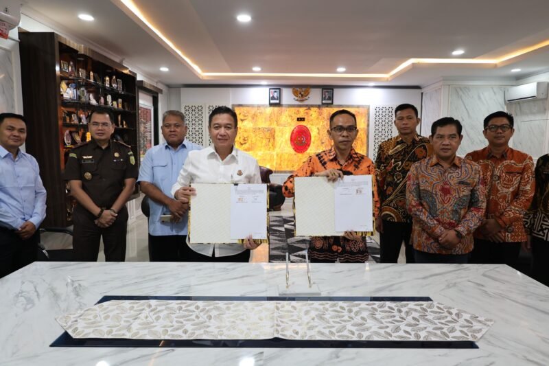 Penandatanganan Perjanjian Kerja Sama dilakukan Kepala Kejati Bengkulu Anton Delianto, S.H., M.H., bersama Ketua KPU Provinsi Bengkulu Rusman Sudarsono, S.H., M.H., di ruang kerja Kajati Bengkulu pada 10 September 2026. 
