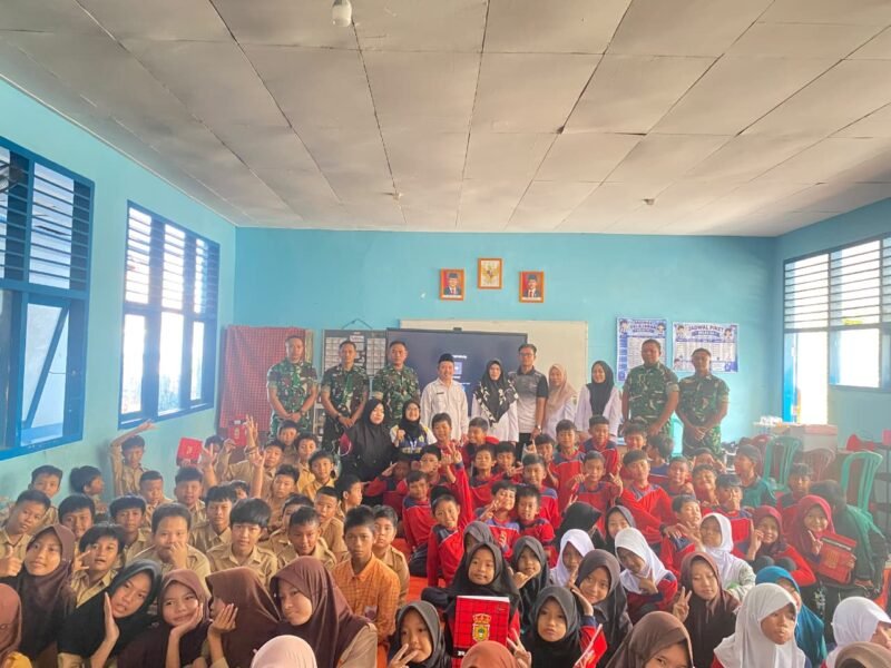 Foto Bersama Usai omando Resor Militer (Korem) 041/Garuda Emas (Gamas) menggelar kegiatan edukasi pengenalan pahlawan nasional kepada siswa Sekolah Dasar (SD) di Kota Bengkulu