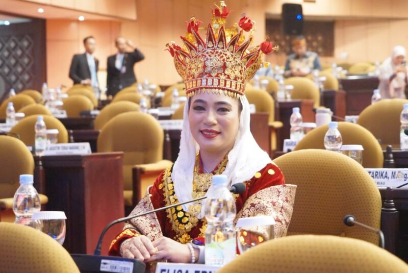 Pesona Senator Bengkulu, Apt. Hj. Destita Khairilisani, S.Farm., M.S.M mengenakan pakaian adat Bengkulu, saat Rapat Paripurna peringatan HUT ke-22 DPD RI.di Kantor DPD RI, Jakarta, Kamis (1/10/2026) 