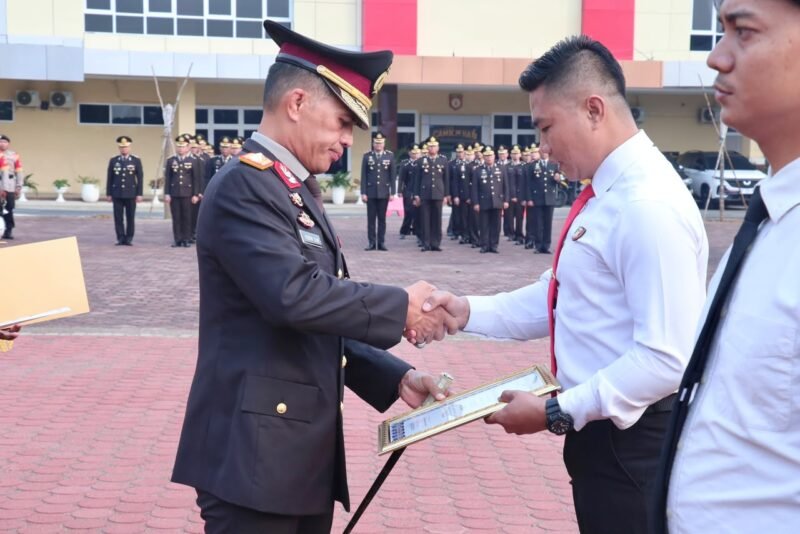 Brigpol Hade Guntur, S.H., M.H, saat menerima Penghargan dari Kapolda Bengkulu 