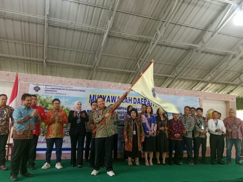 Usai ditetapkan sebagai ketua, Edi bersama jajaran pengurus baru langsung dilantik. 906/10/2020)