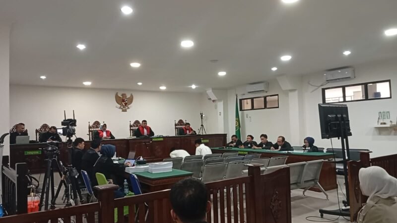 SIDANG: eks Bupat Rejang Lebong diuntut 5 tahun penjara oleh JPU dalam persidangan di Pengadilan Negeri Bengkulu. (Selasa-13-10-2026)-Footo: Handi/MBG